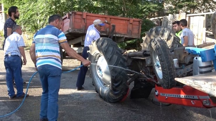 Ters devrilen traktörün üstünden atlayan kişi son anda kurtuldu