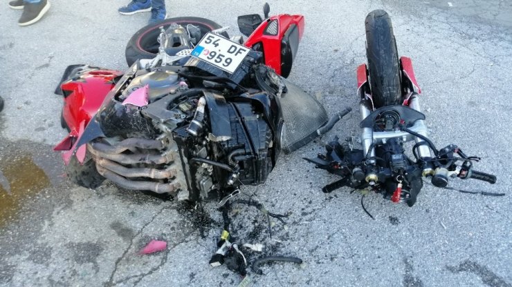 Otomobille çarpışan motosiklet ikiye bölündü: 2 ağır yaralı