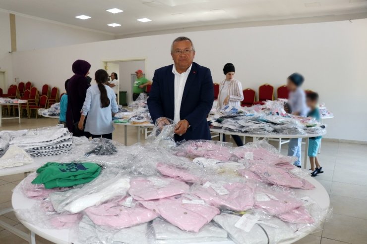 Ormanlı Belediyesi çocuklara 4 bin parça kıyafet dağıttı