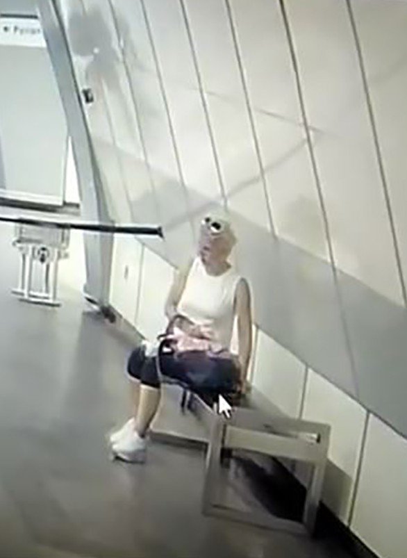İstanbul’da metro istasyonunda telefon çalan kadın hırsız kamerada