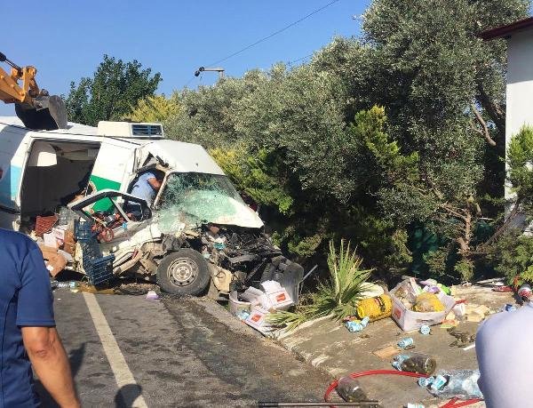 Minibüs, trafik levhasına ardından çöp konteynerine çarptı: 3 yaralı