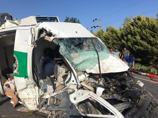 Minibüs, trafik levhasına ardından çöp konteynerine çarptı: 3 yaralı
