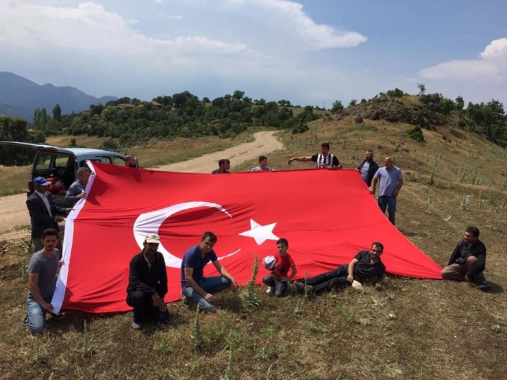 Şehitlik etrafına 5 dev Türk bayrağı diktiler