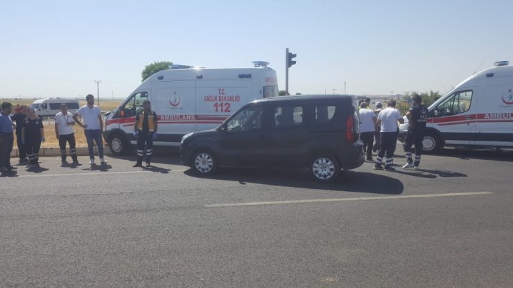 Ambulans ile hafif ticari araç çarpıştı: 2 yaralı