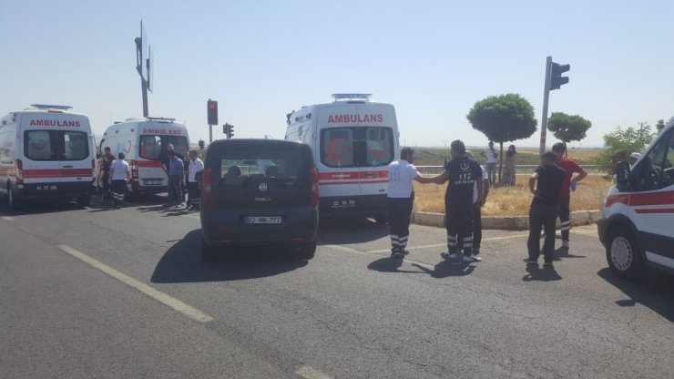 Ambulans ile hafif ticari araç çarpıştı: 2 yaralı