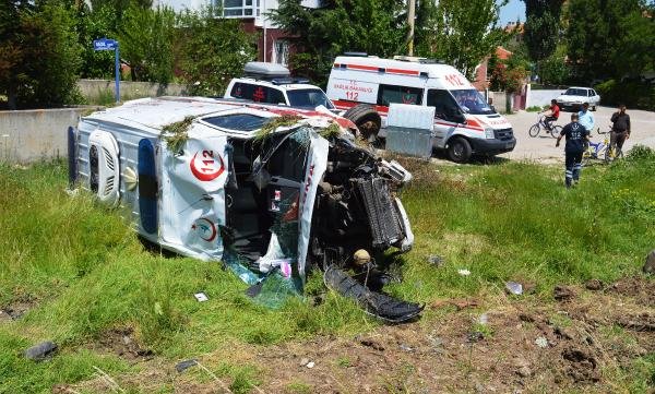 Ankara'da  ambulans ile otomobil çarpıştı: 6 yaralı