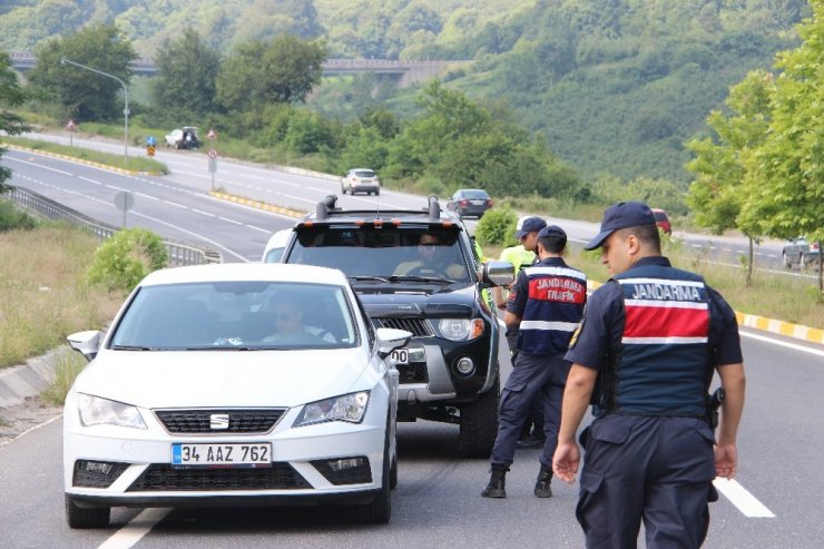Jandarma ve polis ekipleri tatil yolunda denetimlerini sürdürüyor