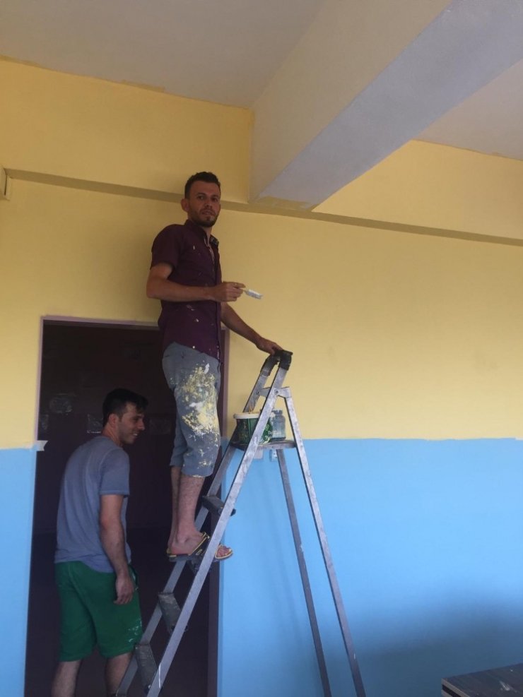 Öğretmenler okulları boyadı