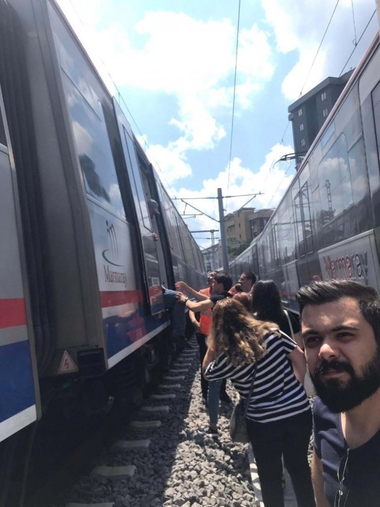 Marmaray’da arıza meydana geldi, vatandaşlar trenden inip yürüdü