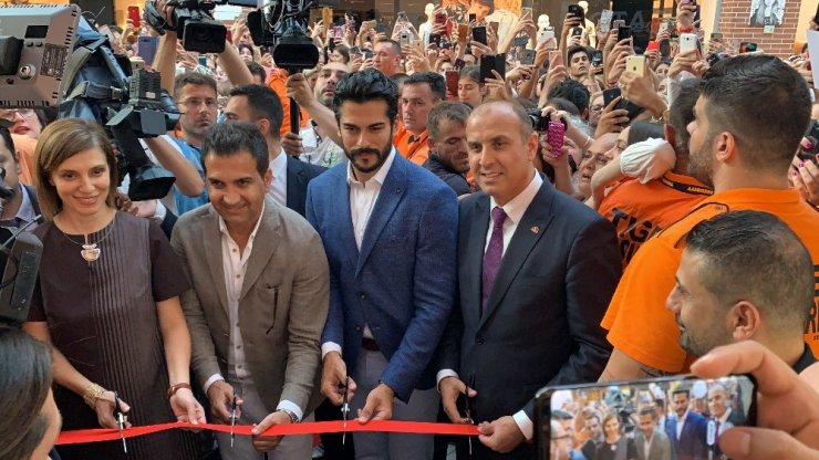 Burak Özçivit, Romanya’da hayranlarıyla buluştu