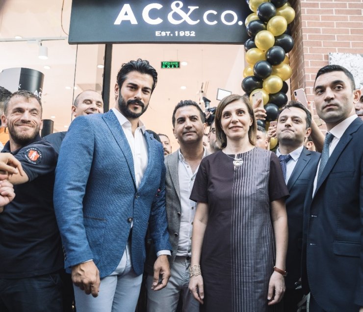 Burak Özçivit, Romanya’da hayranlarıyla buluştu