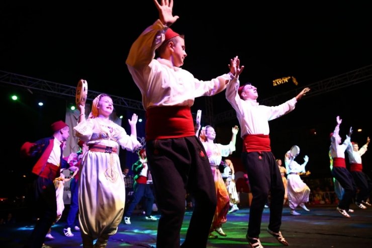 Kuşadası’nda Makedonya ve Rumeli Göçmenleri Folklor Festivali coşkusu