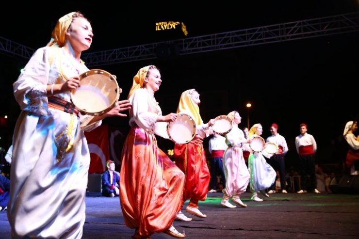 Kuşadası’nda Makedonya ve Rumeli Göçmenleri Folklor Festivali coşkusu