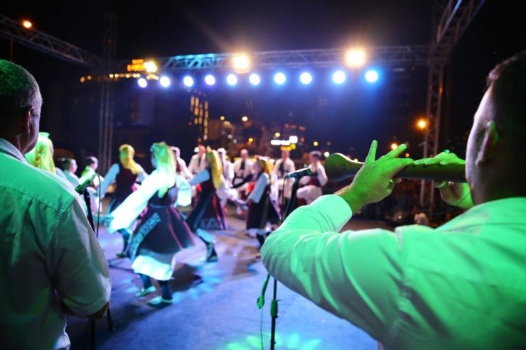 Kuşadası’nda Makedonya ve Rumeli Göçmenleri Folklor Festivali coşkusu