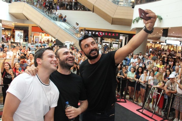 "Geçmiş Olsun" filmine İzmir’de özel gala