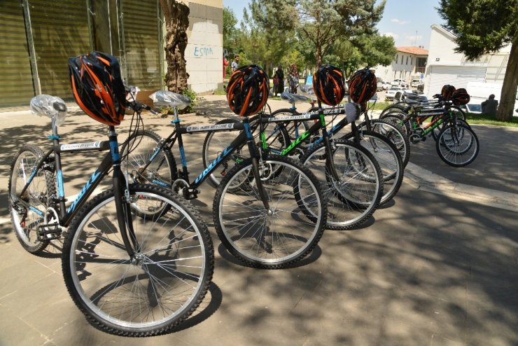 Başkan Mızraklı LGS birincilerine bisiklet hediye etti