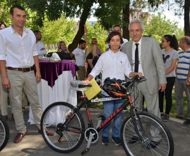 Başkan Mızraklı LGS birincilerine bisiklet hediye etti