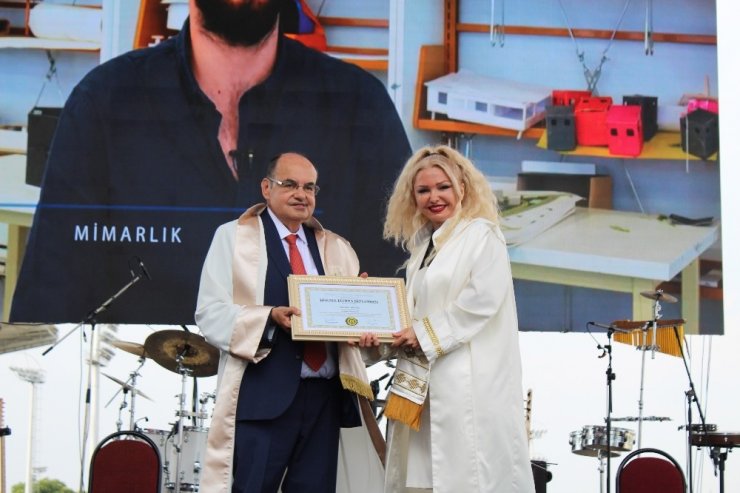 Türkiye’de bir ilk: Rektörden rektöre diploma takdimi