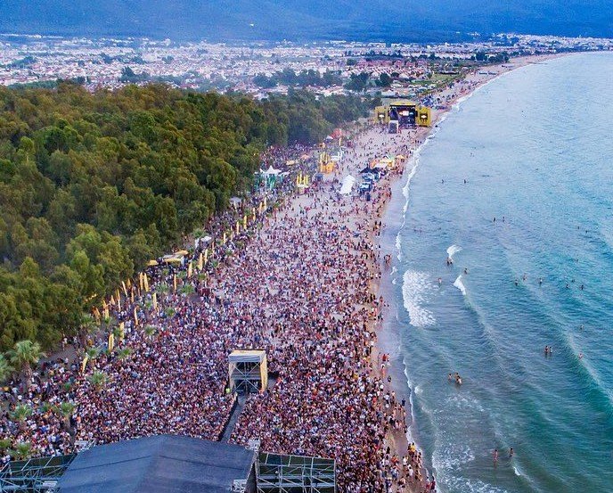 Kuşadası Gençlik Festivali’nde üçlü düet