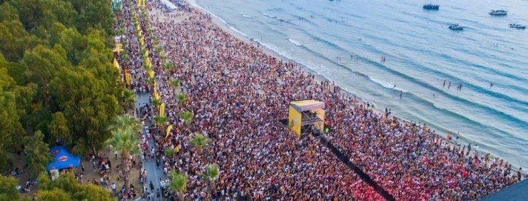 Kuşadası Gençlik Festivali’nde üçlü düet