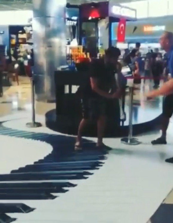 Altay’ın uçağı rötar yapınca ekip havalimanını coşturdu