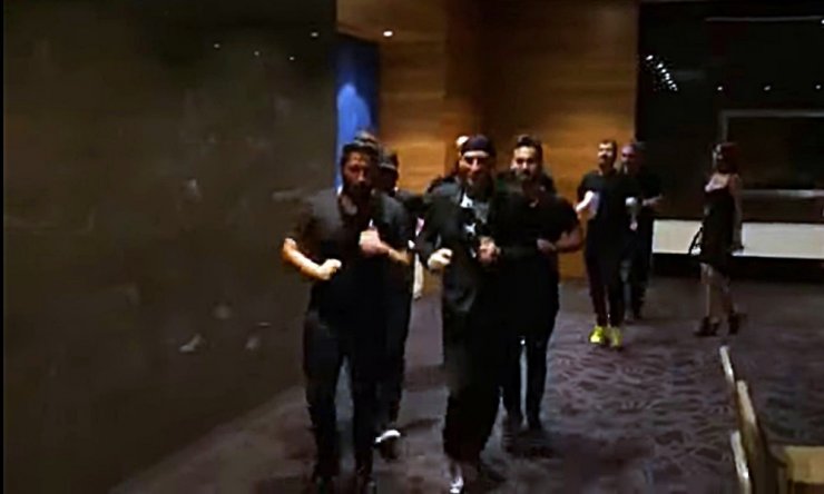 Altay’ın uçağı rötar yapınca ekip havalimanını coşturdu