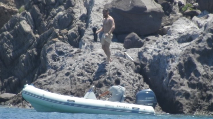 Kerem Bursin Ege’nin keyfini çıkarıyor