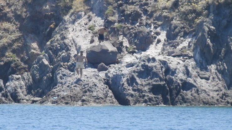 Kerem Bursin Ege’nin keyfini çıkarıyor