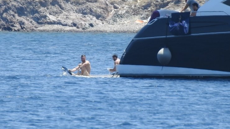 Kerem Bursin Ege’nin keyfini çıkarıyor