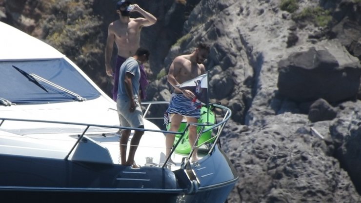 Kerem Bursin Ege’nin keyfini çıkarıyor