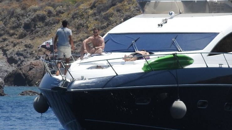 Kerem Bursin Ege’nin keyfini çıkarıyor