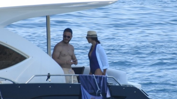 Kerem Bursin Ege’nin keyfini çıkarıyor