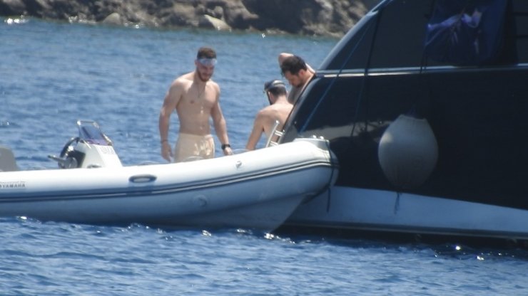 Kerem Bursin Ege’nin keyfini çıkarıyor