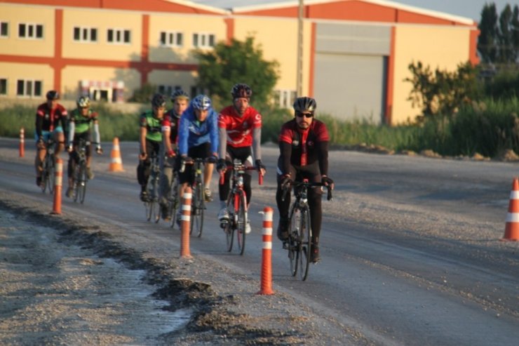 Bisiklet tutkunları 251 şehit için 251 kilometre pedal çeviriyor