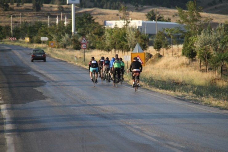 Bisiklet tutkunları 251 şehit için 251 kilometre pedal çeviriyor
