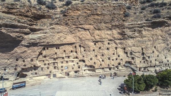 Taşkale köyünde kaya kütlesi içinde 800 yıllık tahıl ambarı