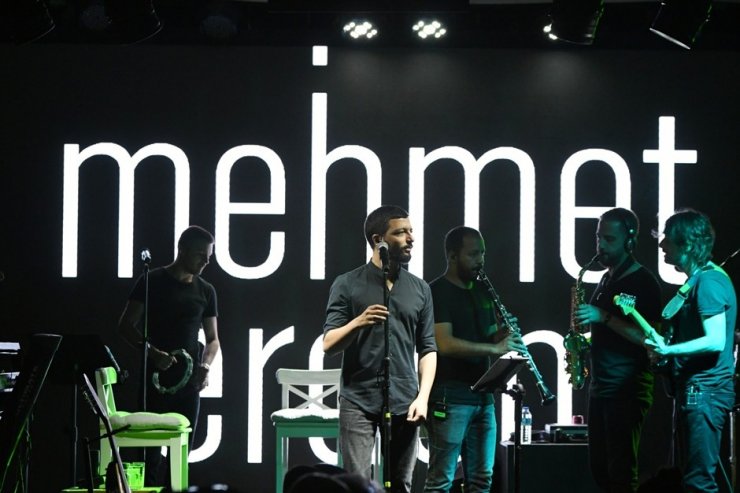 Mehmet Erdem şarkılarını tatilcilerle beraber seslendirdi