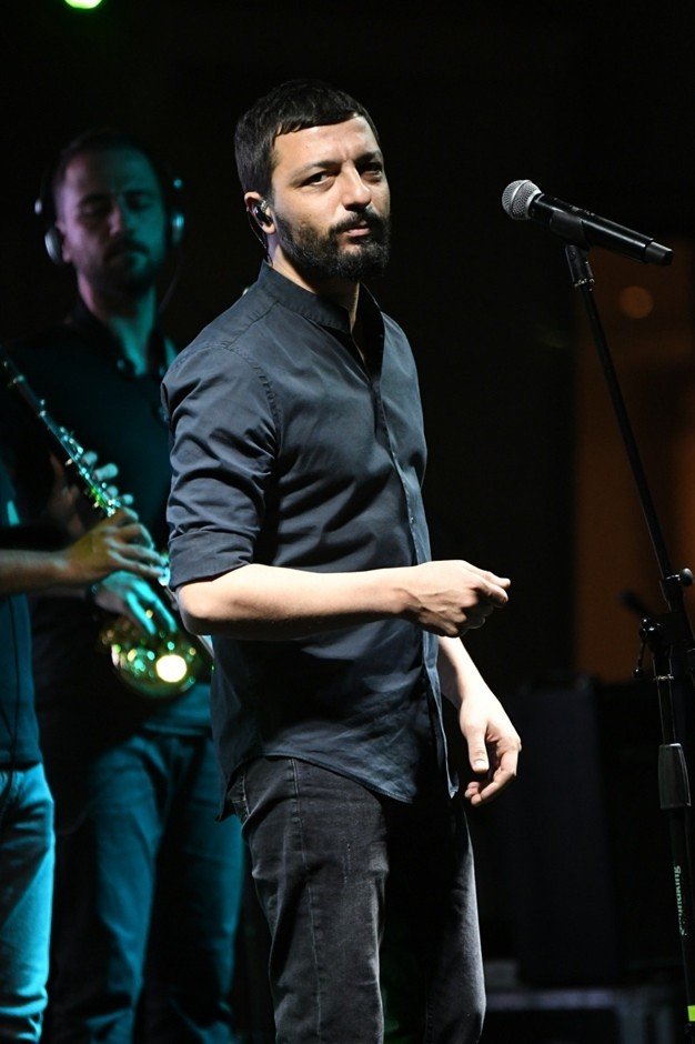 Mehmet Erdem şarkılarını tatilcilerle beraber seslendirdi