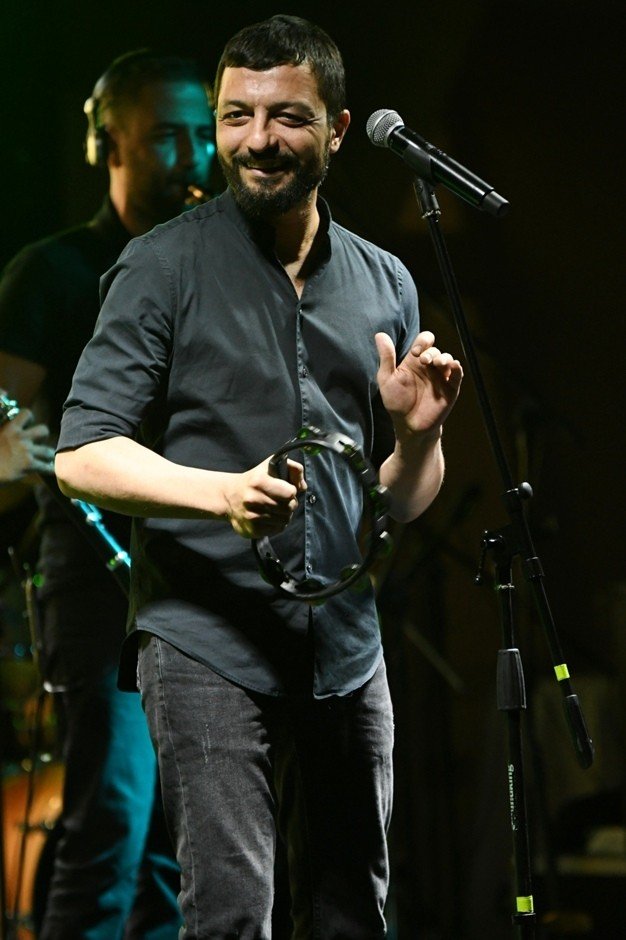 Mehmet Erdem şarkılarını tatilcilerle beraber seslendirdi