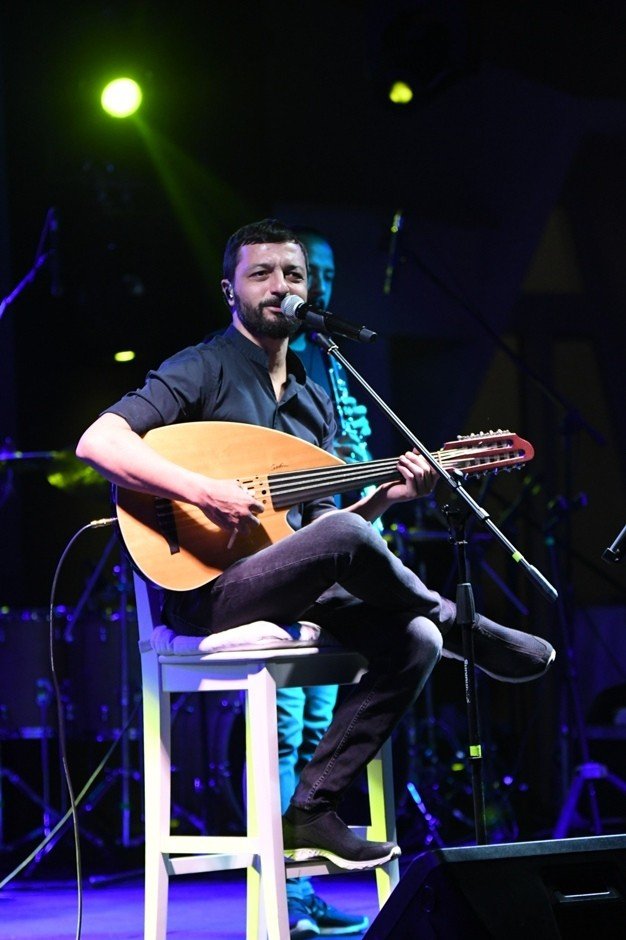 Mehmet Erdem şarkılarını tatilcilerle beraber seslendirdi