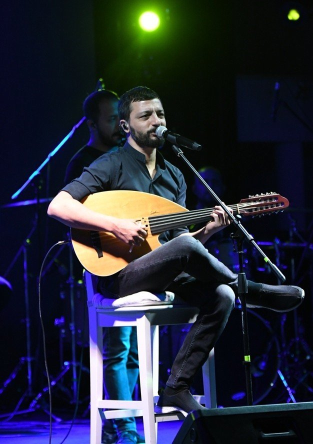 Mehmet Erdem şarkılarını tatilcilerle beraber seslendirdi