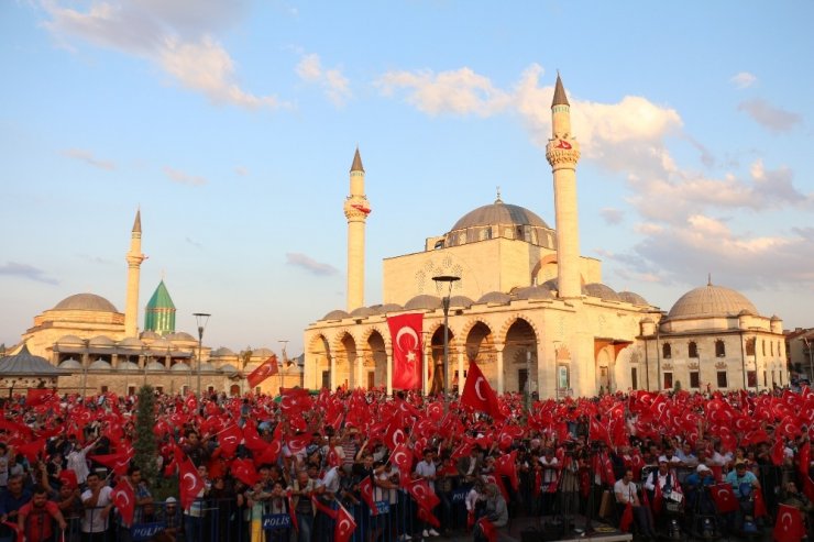 15 Temmuz’un yıl dönümünde binlerce kişi Mevlana Meydanı’na akın etti