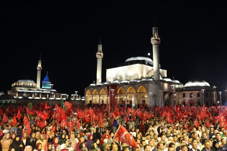 15 Temmuz’un yıl dönümünde binlerce kişi Mevlana Meydanı’na akın etti
