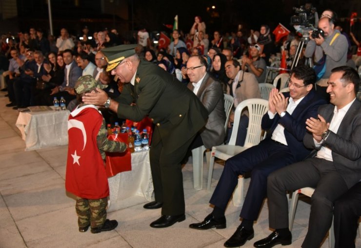Minik çocuk asker üniformasıyla paşaya selam durdu