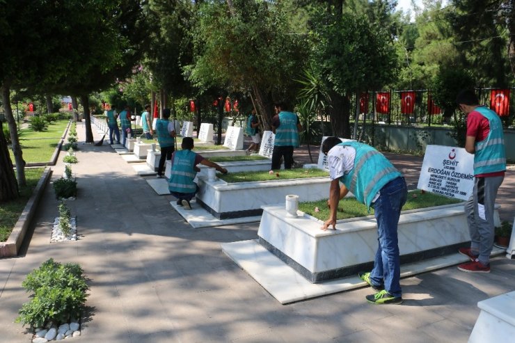 Denetimli Serbestlik yükümlüleri Antalya Şehitliğinde çevre temizliği yaptı