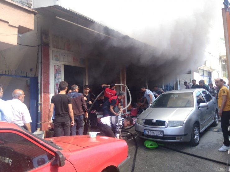 Tekstil mağazası alev alev yandı