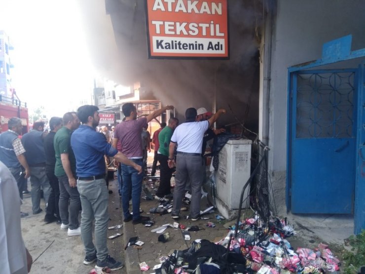 Tekstil mağazası alev alev yandı