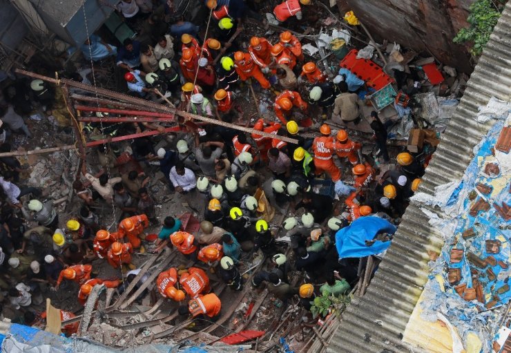 Hindistan’da bina çöktü: 12 ölü, 30 kişi enkaz altında