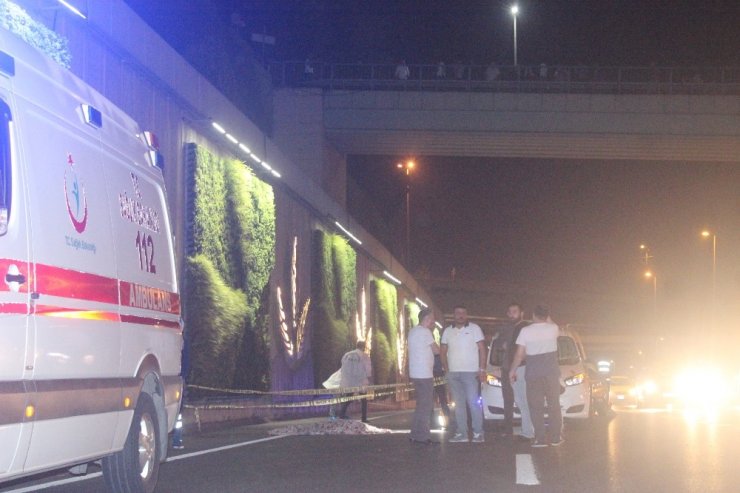 E-5’te feci ölüm... Metrobüs üst geçidinden atlayan kadın hayatını kaybetti