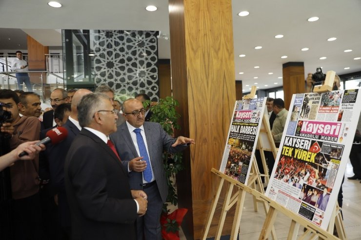Başkan Büyükkılıç, Kayseri Gazeteciler Cemiyeti’nin Büyükşehir Belediyesi Sergi Salonu’ndaki 15 Temmuz Sergisi’nin açılışına katıldı
